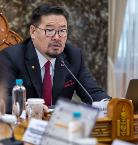 Г.Занданшатар Хармагтайн ордоор тэтгэврийн зээлийг тэглэж, Л.Энх-Амгалангаар П.Наранбаярыг сольж хаврын улс төрийг давах уу…