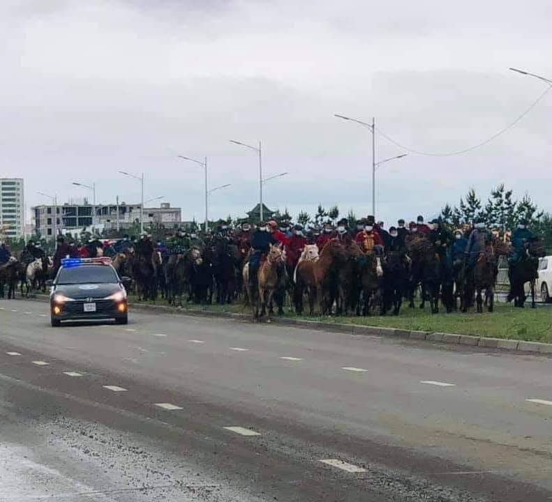 Уяачдын холбооноос цахим наадмыг цуцлахыг эсэргүүцэн морьтойгоо жагсаж байна