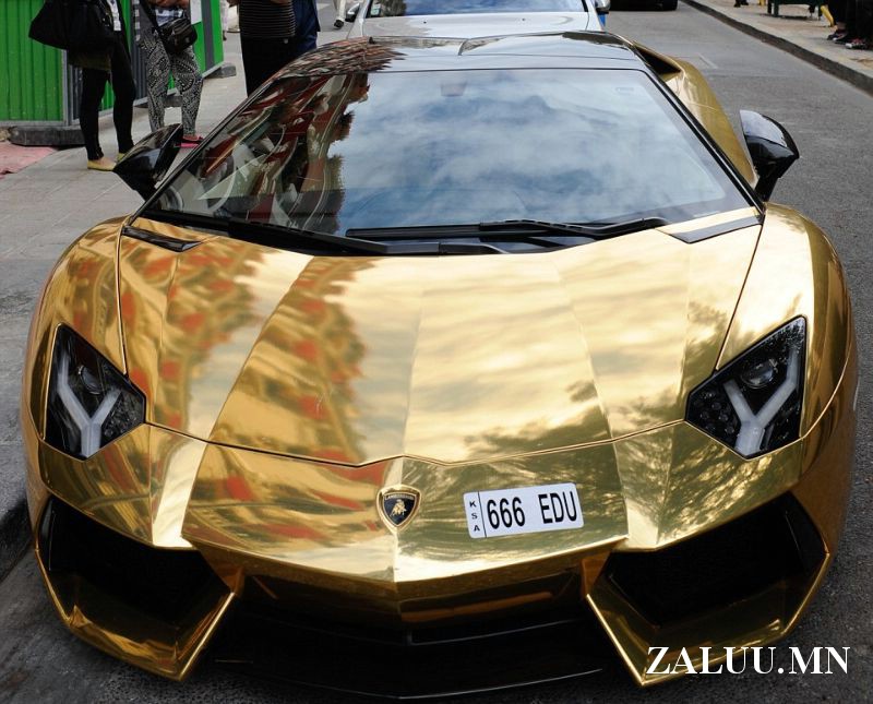 Парисчуудын нүдийг хужирласан Lamborghini Aventador