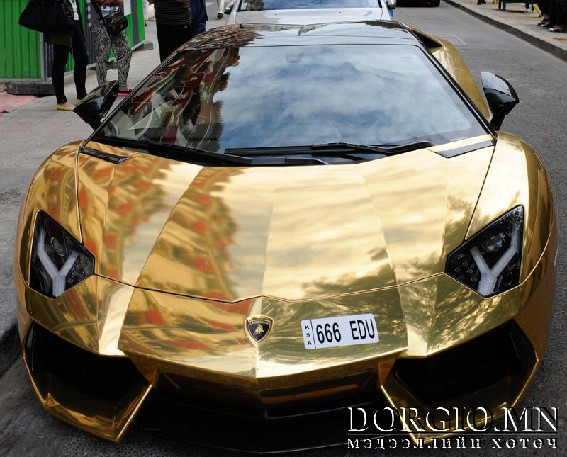 Парисчуудын нүдийг хужирласан Lamborghini Aventador