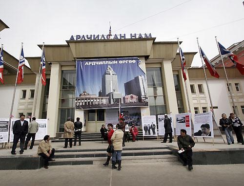 АН-аас ард түмэнд барьж байгаа бэлэг