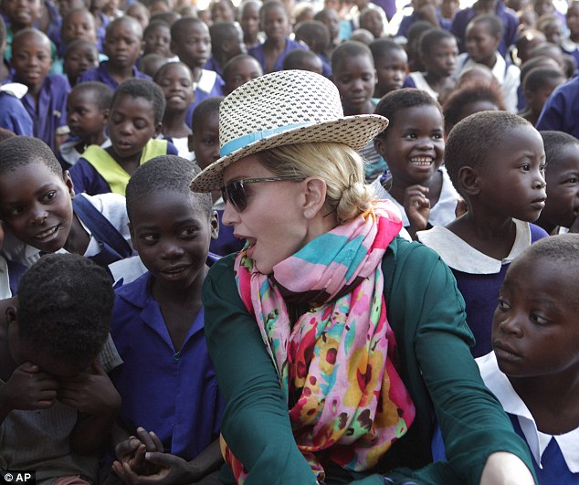 Мадонна Малави улсад 300 сургууль барина  
