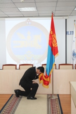Төрийн албан хаагчид гэх улс төрийн “бай”