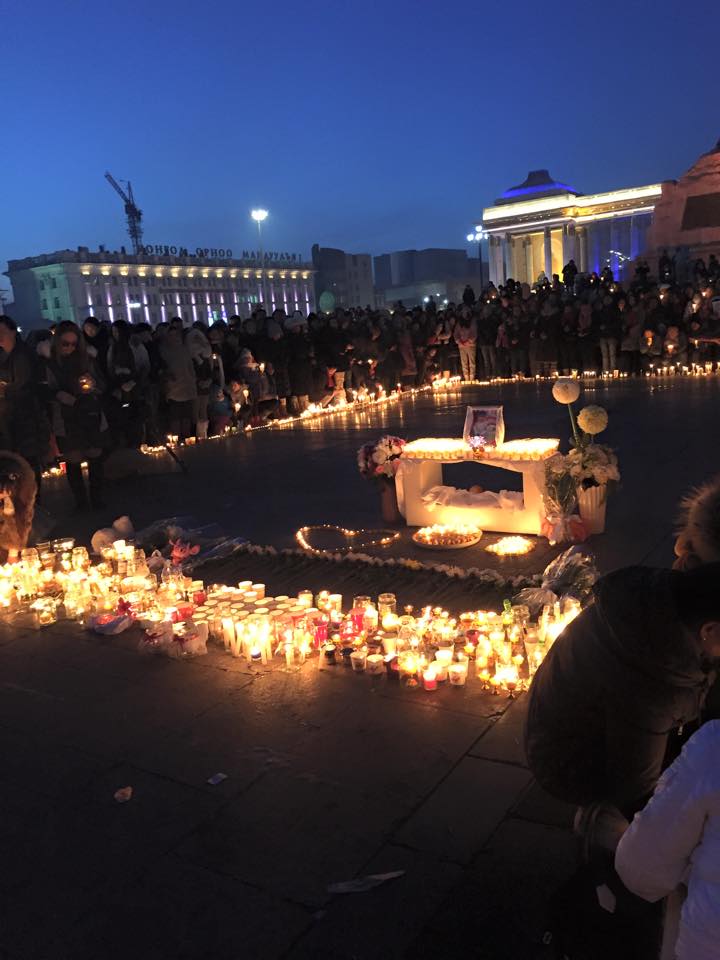 Зул өргөх ёслолд очиж амжаагүй нь гэртээ зул асааж залбирал үйлдэв 