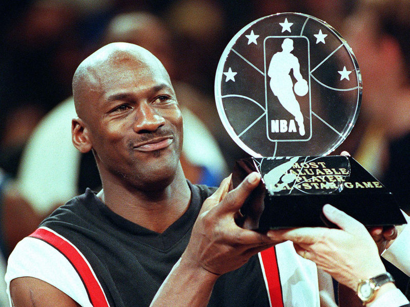 Сагсан бөмбөгийн загалмайлсан эцэг гэгддэг Michael Jordan тэрбумтан болжээ