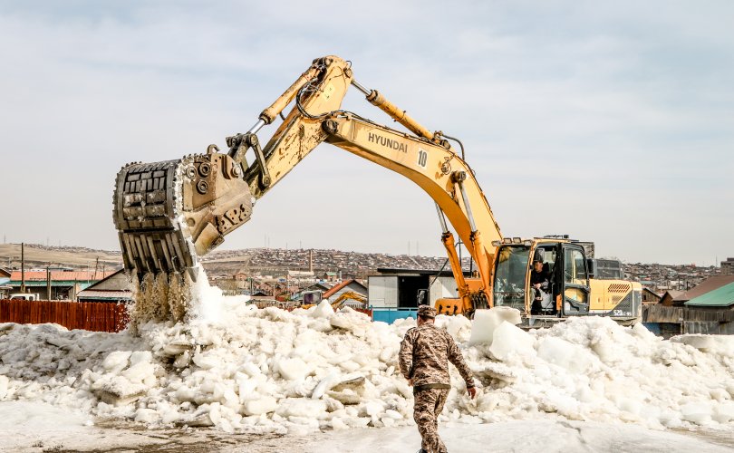 Усанд автсан айл өрхүүдийг нүүлгэн шилжүүлж байна