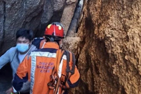 Мэлхий хаданд хавчуулагдсан иргэнийг аварчээ