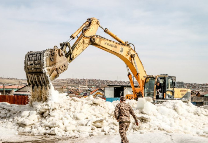 Усанд автсан айл өрхүүдийг нүүлгэн шилжүүлж байна