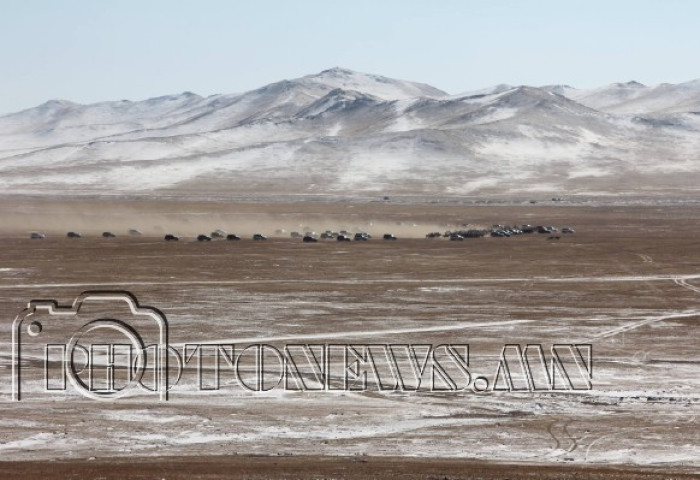 Өөжгий: “Land-200” машины уралдаан дунд морьтой хүүхдүүд юу хийж явна аа...