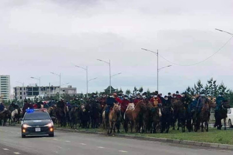 Уяачдын холбооноос цахим наадмыг цуцлахыг эсэргүүцэн морьтойгоо жагсаж байна