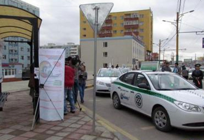 Бүдүүлэг жолооч нараас нь халшраад таксинд суухаас дөлдөг боллоо